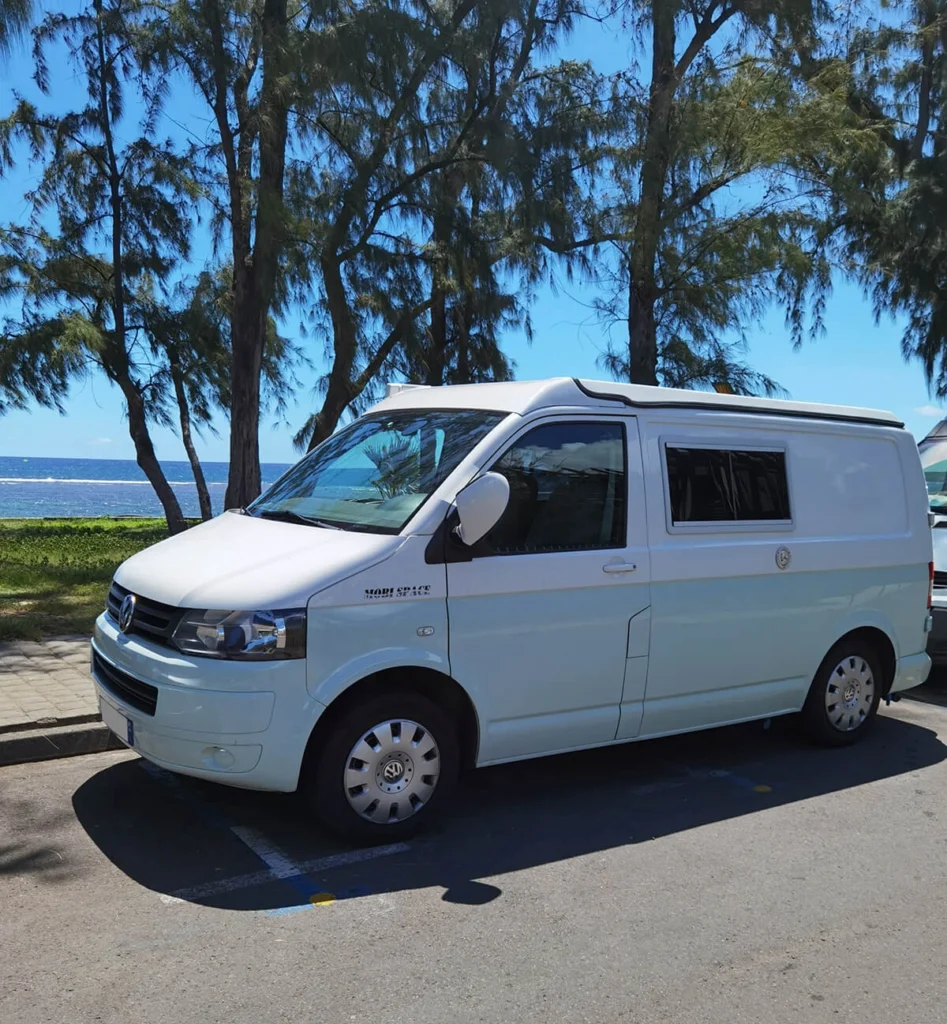 Van aménagé Volkswagen T5 à La Réunion